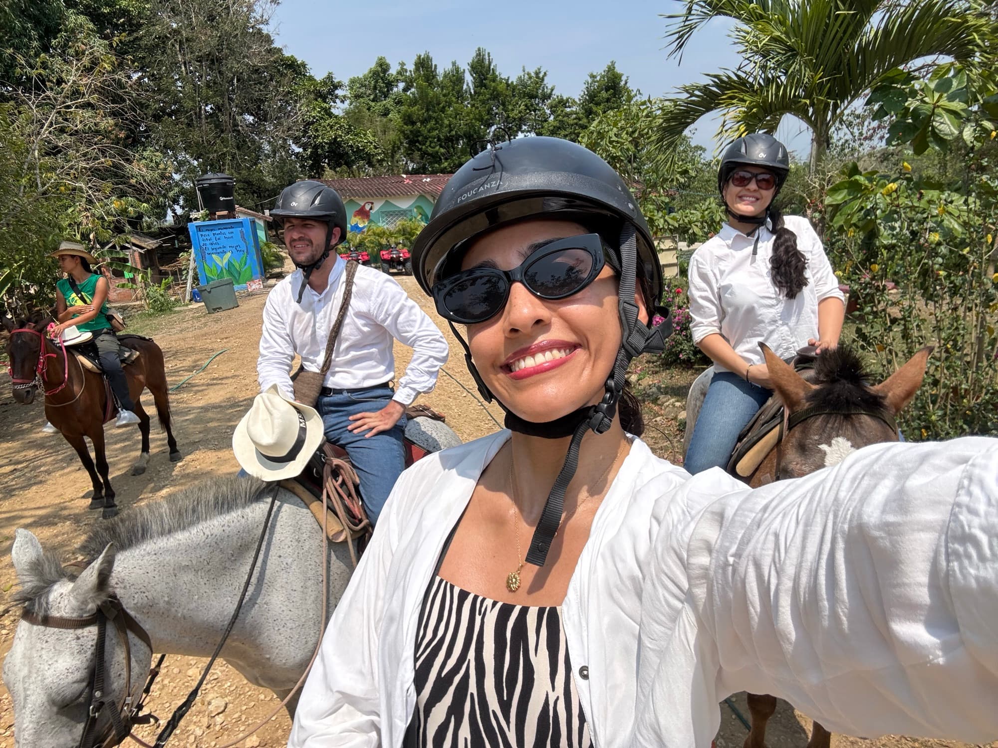 Cabalgata grupal — visitantes recorriendo los senderos del proyecto